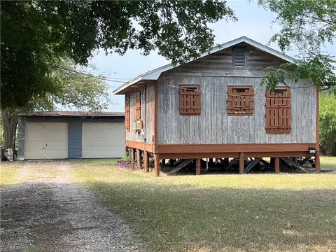 613 W Market St, Sinton, TX 78387