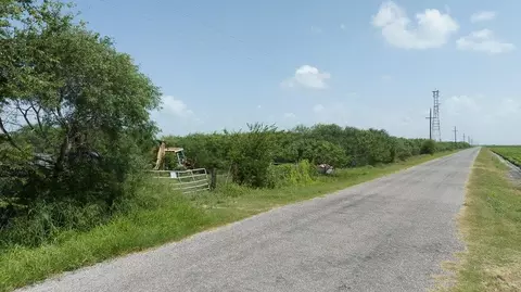 000 Gin Rd, Bayside, TX 78340