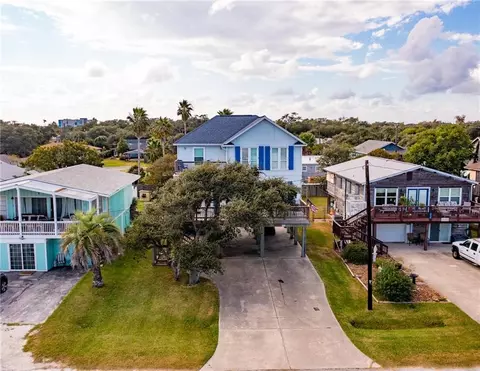 207 S 2nd St, Rockport, TX 78382