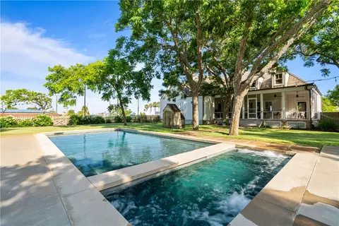 203 N Magnolia St, Rockport, TX 78382