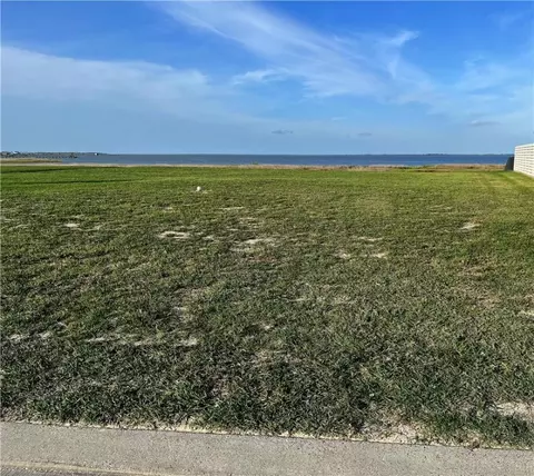 152 Reserve Ln, Rockport, TX 78382