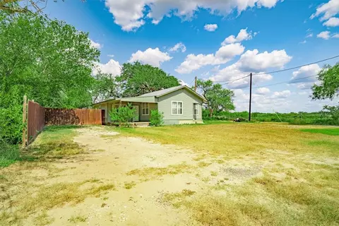 305 E Milam St, Pettus, TX 78416