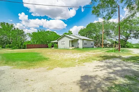 305 E Milam St, Pettus, TX 78416