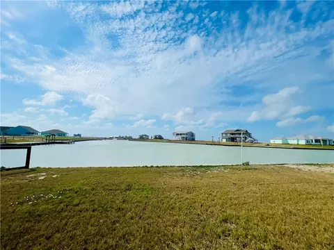 6 Westpointe Dr, Rockport, TX 78382