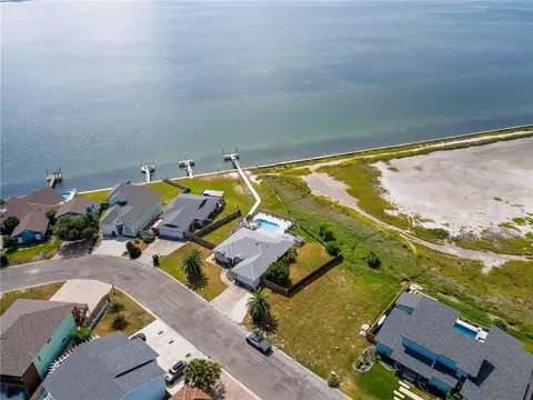213 Bayview Dr, Aransas Pass, TX 78336