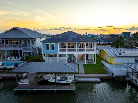 119 Ball St, Rockport, TX 78382