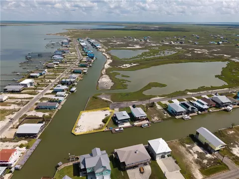 284 Kingfish Dr, Rockport, TX 78382