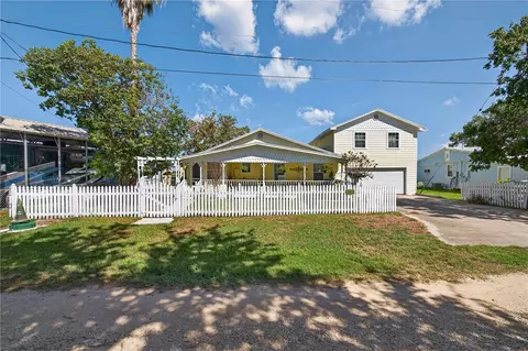 107 E Lakefield Dr, Mathis, TX 78368