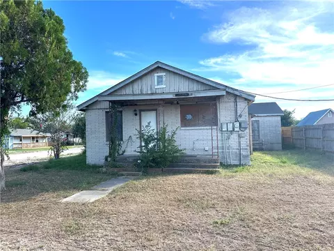 321 N Lee St, Mathis, TX 78368 photo 1