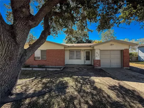 833 Booty St, Sinton, TX 78387