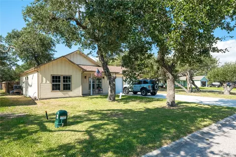 13 W Lake Dr, Rockport, TX 78382