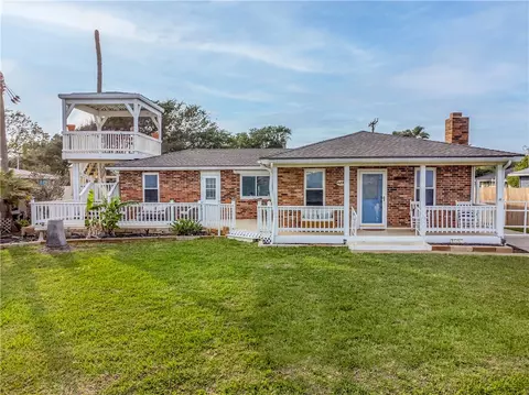 1703 Bayshores, Rockport, TX 78382