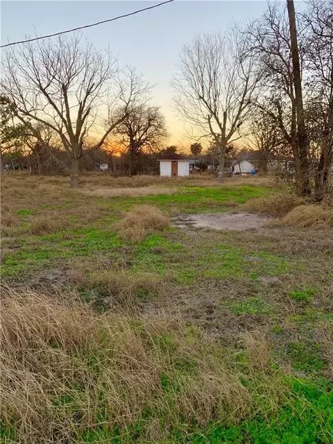 325 N 4th St, Skidmore, TX 78389