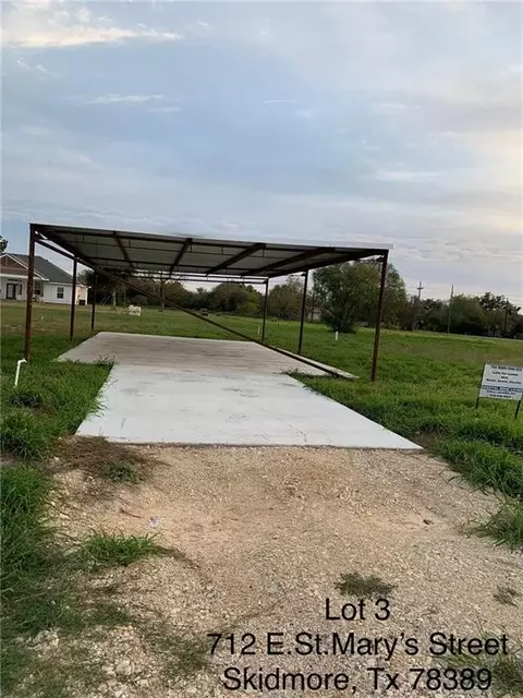 712 E St Marys St, Skidmore, TX 78389