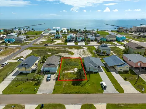 912 S Live Oak St, Rockport, TX 78382