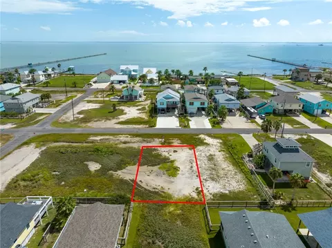 911 S Magnolia St, Rockport, TX 78382