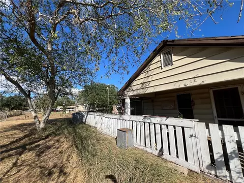 113 4th St, Mathis, TX 78368