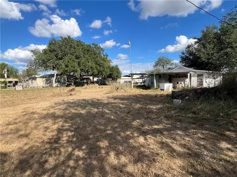 Exterior - 113 4th St, Mathis, TX 78368 photo 4 of 15
