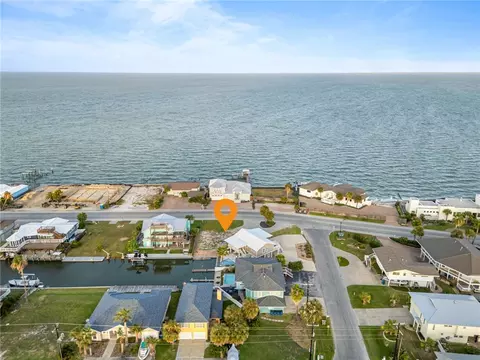 1863 Bay Shore Dr, Rockport, TX 78382