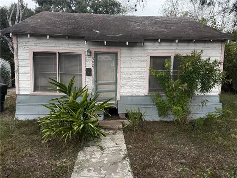 502 Encinal St, Alice, TX 78332