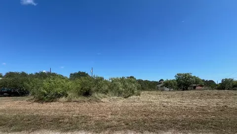 105 Pompano Dr, Rockport, TX 78382