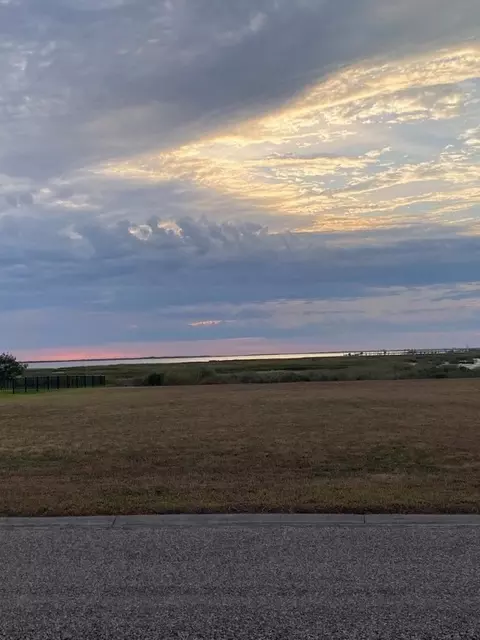60 Southpointe Cir, Rockport, TX 78382