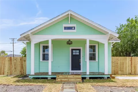 228 E Avenue G, Robstown, TX 78380