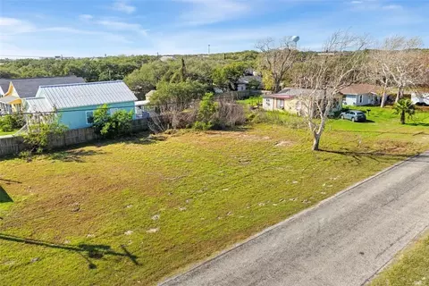 519 E 1st St, Rockport, TX 78382
