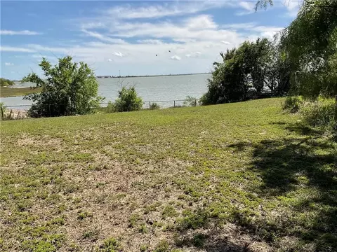 1014 Bluff Dr, Portland, TX 78374