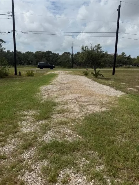 818 Traylor Ave, Rockport, TX 78382