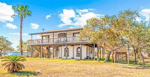 128 Saint Charles W, Rockport, TX 78382