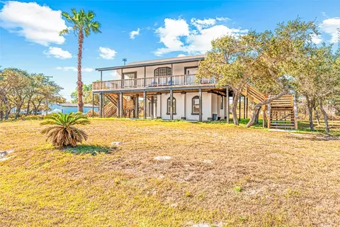 128 Saint Charles W, Rockport, TX 78382