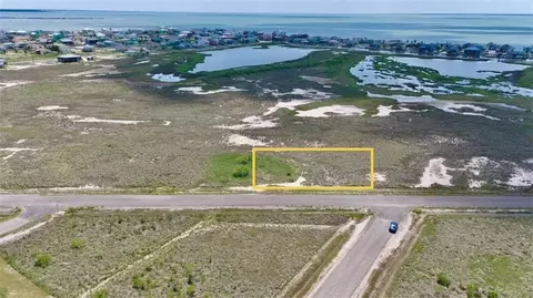 672 Northwest Dr, Rockport, TX 78382
