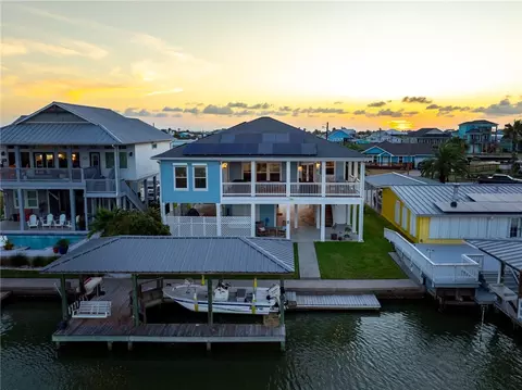 119 Ball St, Rockport, TX 78382