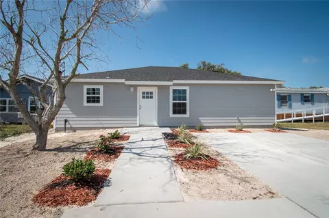 905 N Pearl St N, Rockport, TX 78382