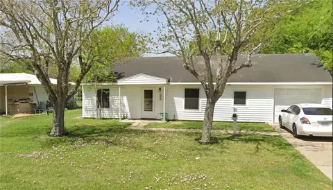 117 Massanet St, Port Lavaca, TX 77979