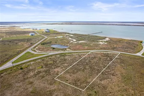 104 Dockside Dr, Rockport, TX 78382