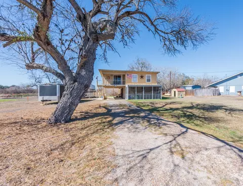 167 Buckeye Knoll Rd, George West, TX 78022