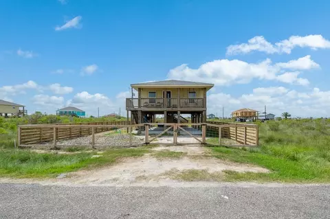 377 W Misty Oak Ln, Rockport, TX 78382