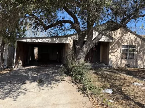 909 E 1st St E, Alice, TX 78332