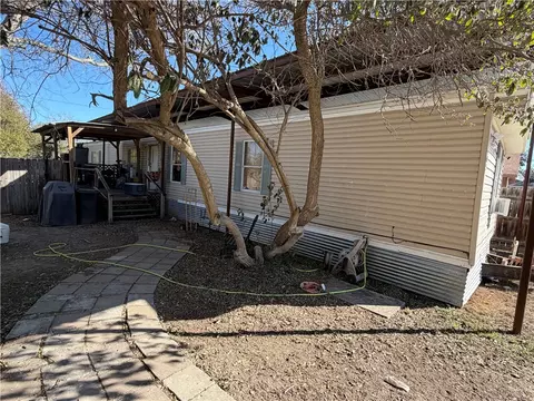 409 E Tullos St, Three Rivers, TX 78071