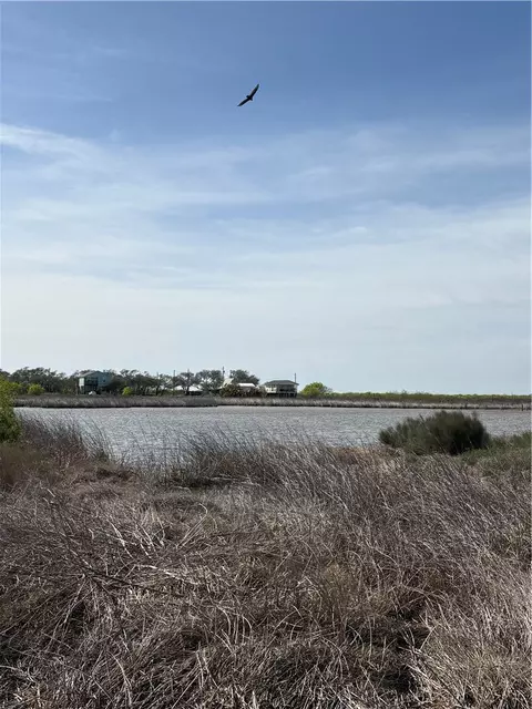 588 Sherwood Dr, Rockport, TX 78382