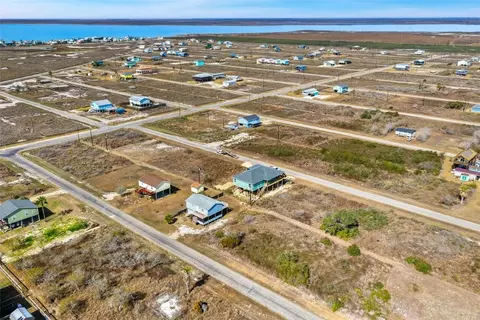 115 W Shady Oak Ln, Rockport, TX 78382