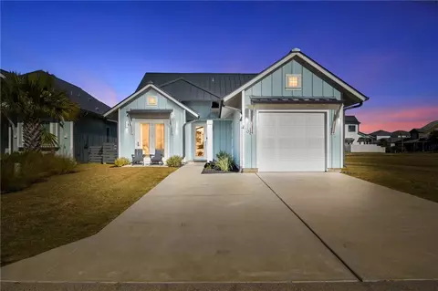 110 Foxtail Ln, Rockport, TX 78382
