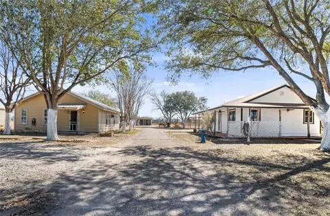 310 E 312 E Sullivan St, Skidmore, TX 78389