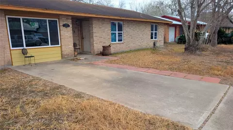 1301 Glendale Dr, Beeville, TX 78102