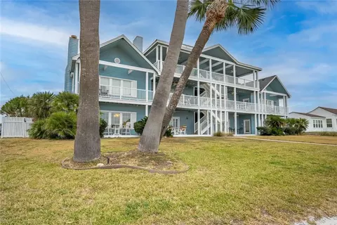 627 S Water St #101, Rockport, TX 78382
