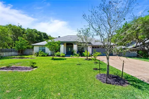 112 Poquito Dr, Rockport, TX 78382