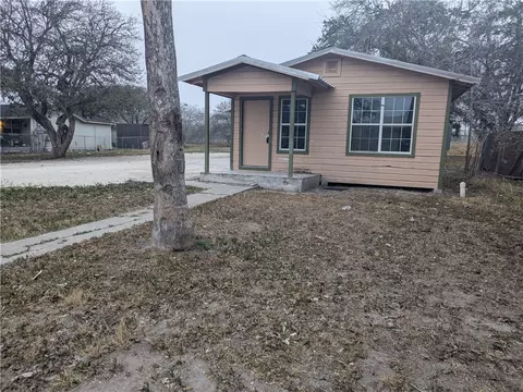822 Olivo St, Mathis, TX 78368