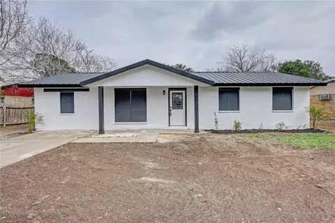 302 Palm Tree Dr, Mathis, TX 78368